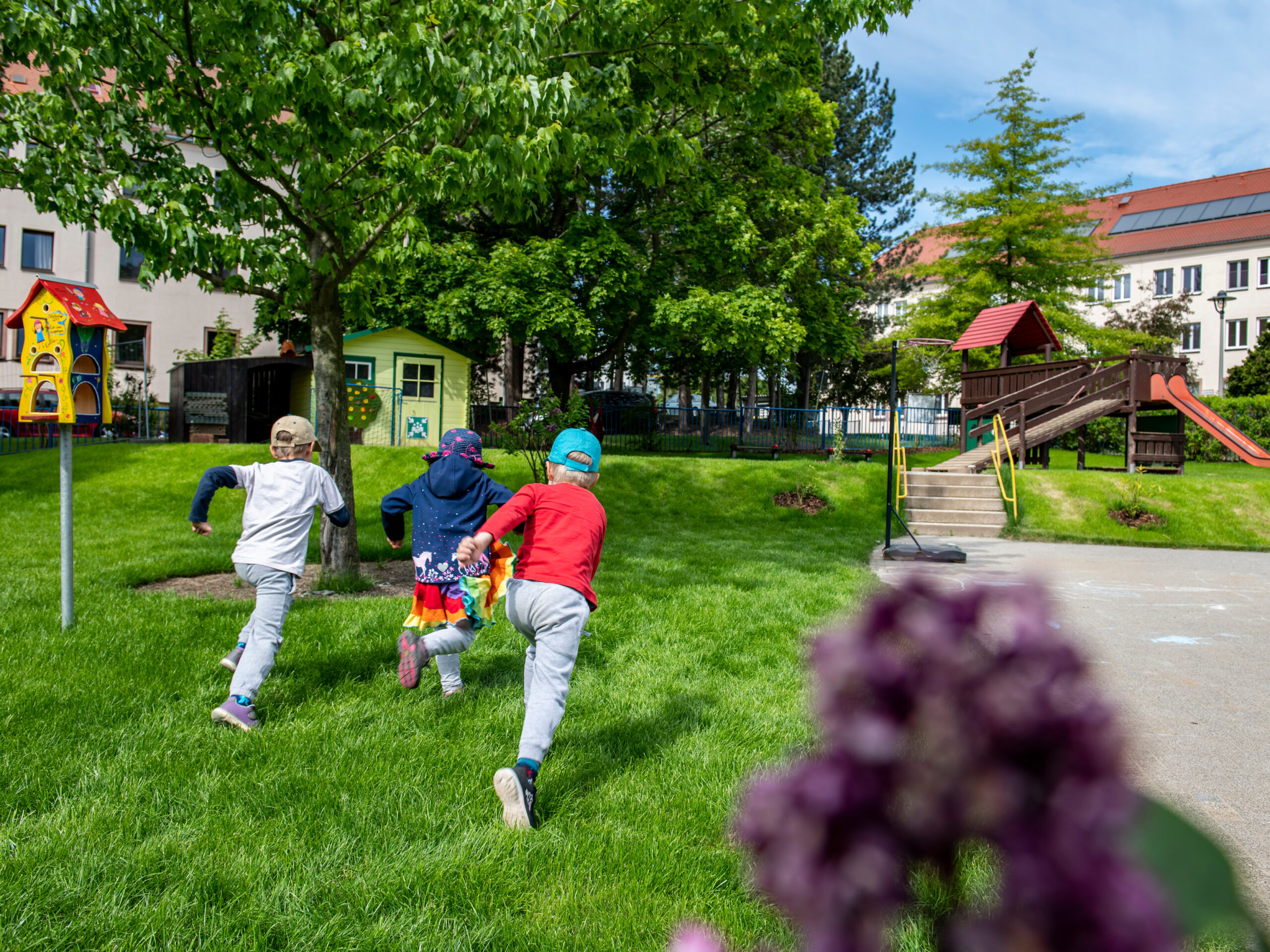 Kinder spielen im Garten der Kita Hornmühlenweg