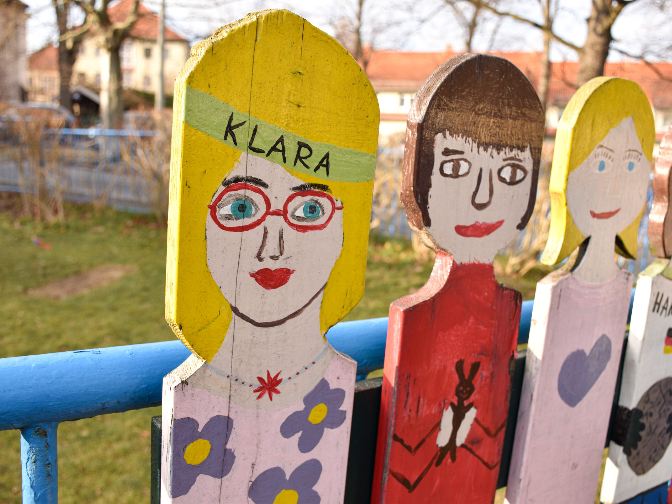 Kinderdarstellungen aus Holz